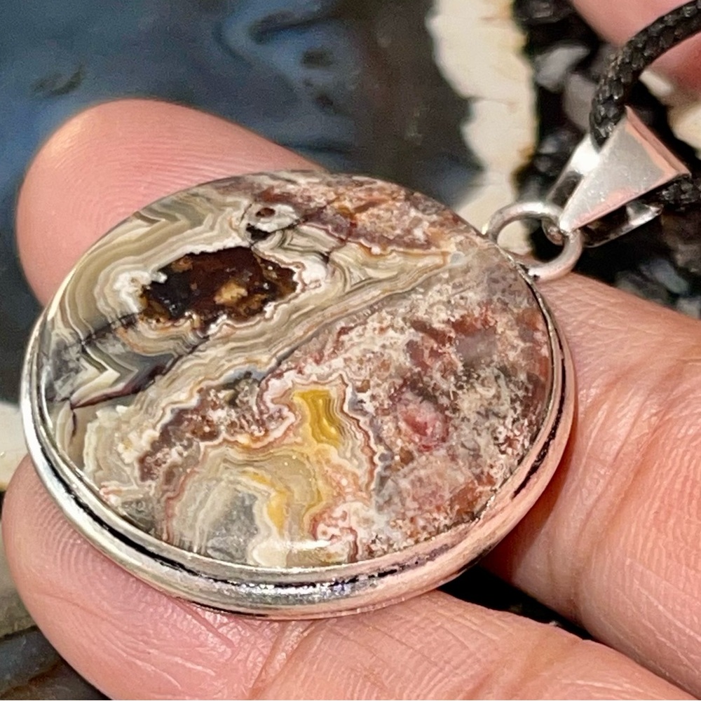 Small Mexican Crazy Lace Agate Pendant 1 1/2” - Picture 9 of 14